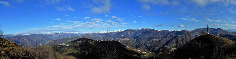 Salendo in Corna Bianca per sentierino in cresta ampia vista sulla Val Serina